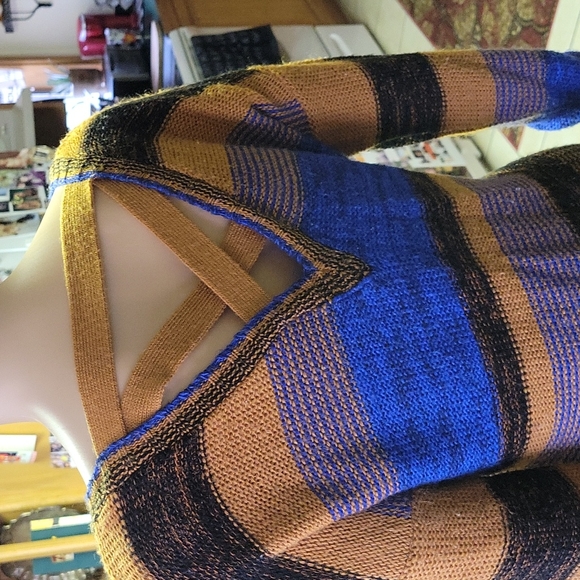 Sweater..LOOK @ THE BACK! - Picture 2 of 3